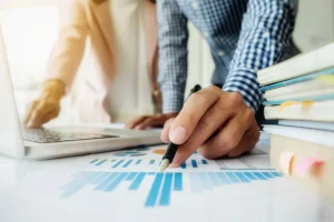 Análise de dados empresariais com gráficos e relatórios numa reunião de trabalho