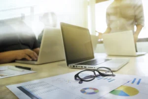 Análise e reconciliação de contas correntes de clientes e fornecedores