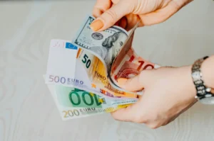 Contagem de notas de euro para gestão de tesouraria, liquidez empresarial e planeamento financeiro.